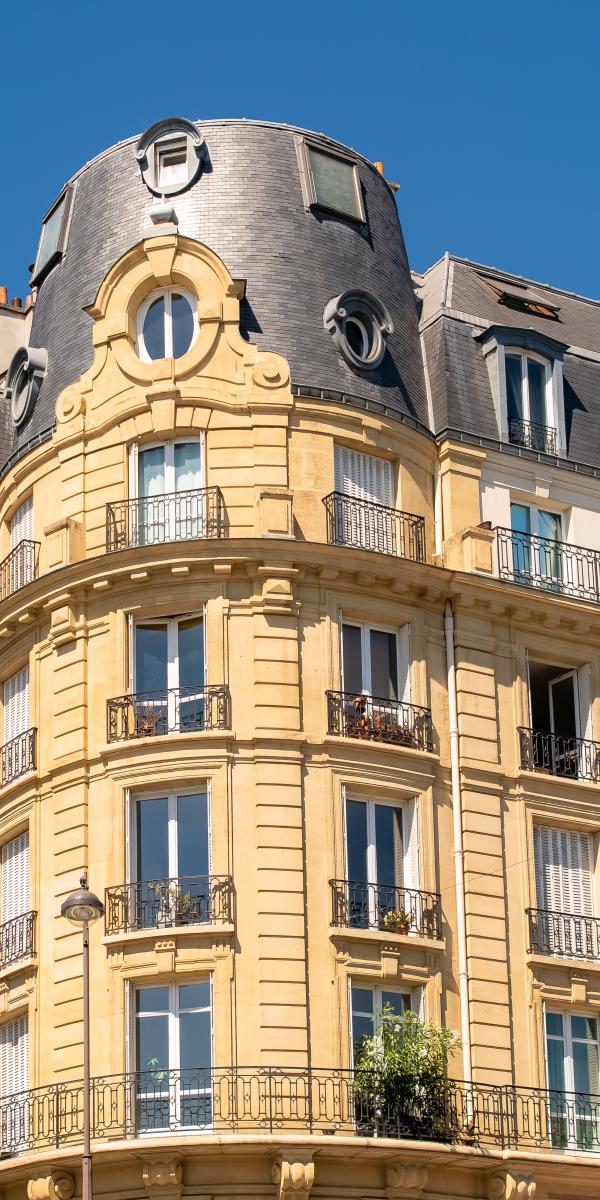 Toit immeuble haussmannien représentant les transactions immobilières