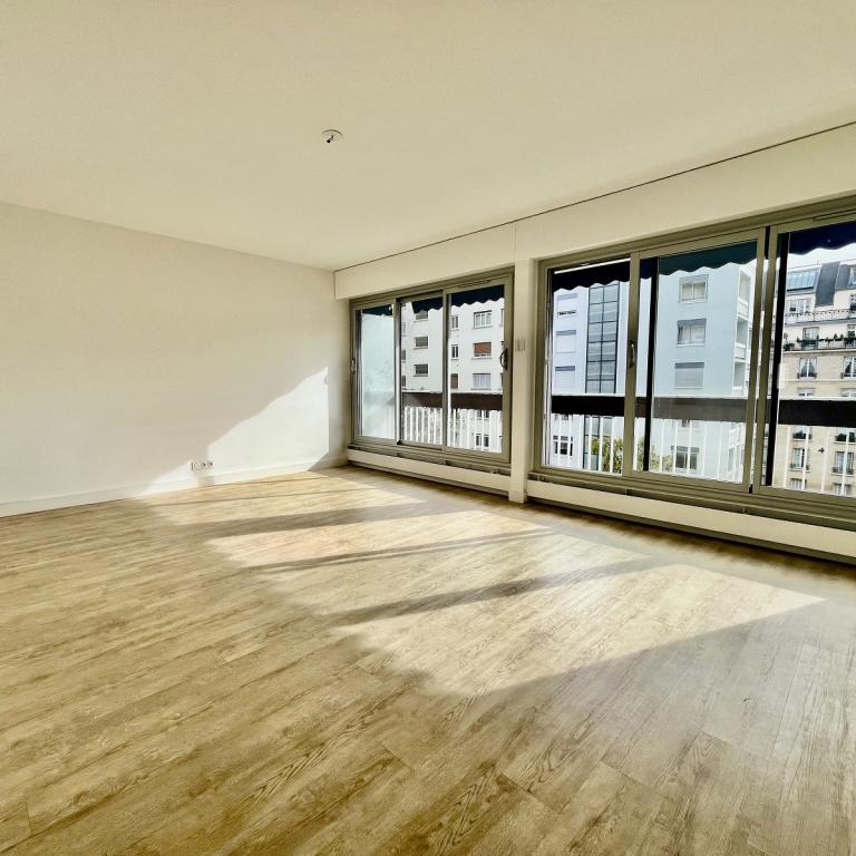 Paris XVème, Village Suisse,  4 Pièces avec Balcon et Parking et chambre de service