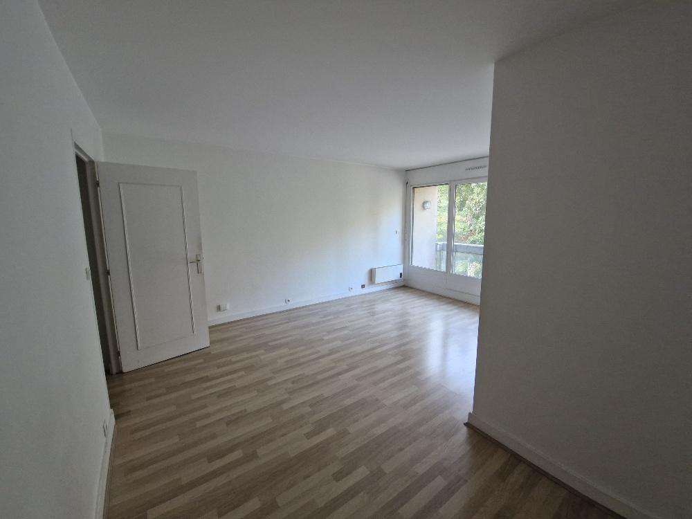 A LOUER GRAND STUDIO 28.52m²  avec BALCON- PARC DE SAINT CLOUD.  