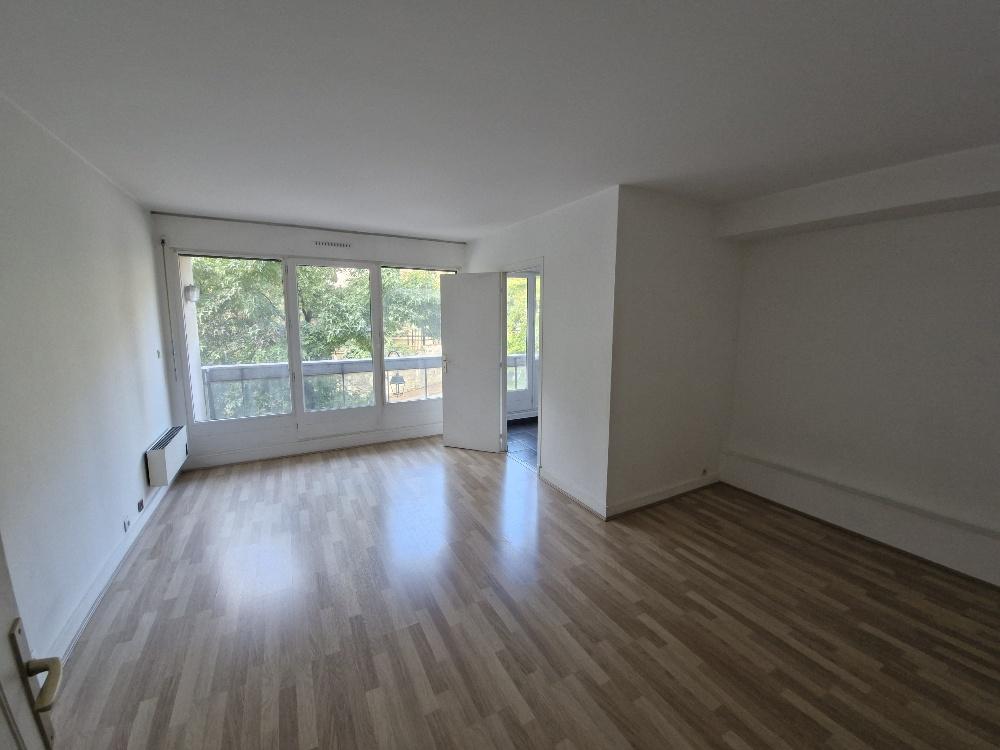 A LOUER GRAND STUDIO 28.52m²  avec BALCON- PARC DE SAINT CLOUD.  