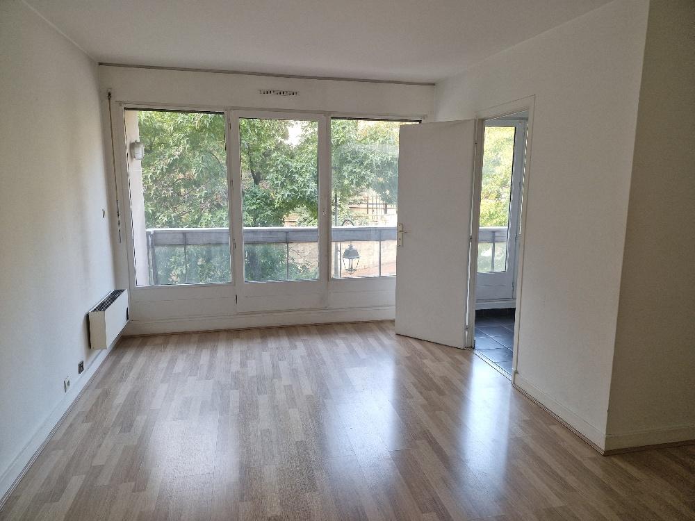 A LOUER GRAND STUDIO 28.52m²  avec BALCON- PARC DE SAINT CLOUD.  