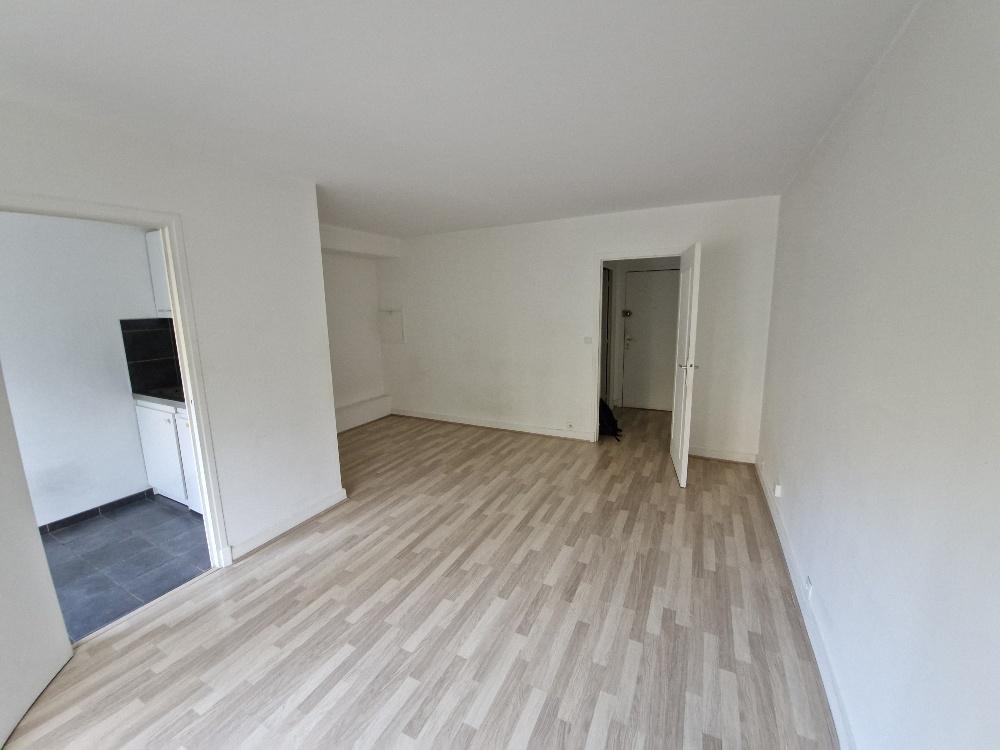 A LOUER GRAND STUDIO 28.52m²  avec BALCON- PARC DE SAINT CLOUD.  