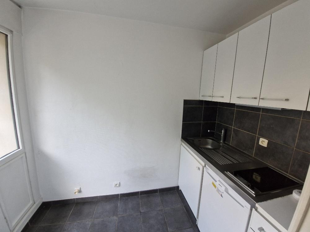 A LOUER GRAND STUDIO 28.52m²  avec BALCON- PARC DE SAINT CLOUD.  